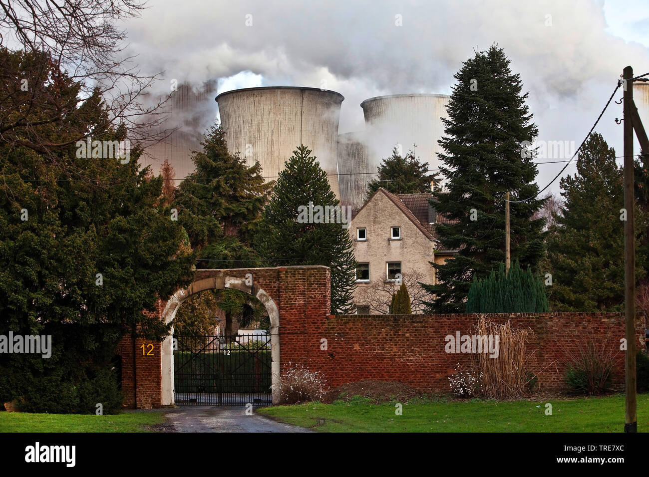 Case residenziali nel distretto Auenheim nella parte anteriore del carbone fossile bruno power station Niederaussem, in Germania, in Renania settentrionale-Vestfalia, Bergheim Foto Stock