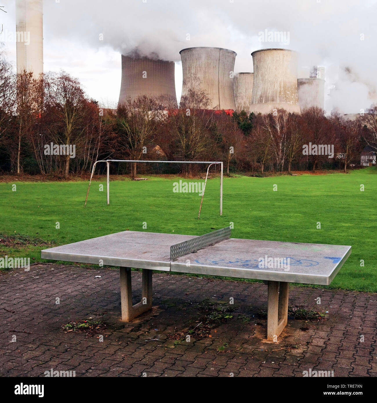 Una desolazione gli sport di terra del distretto Auenheim nella parte anteriore del carbone fossile bruno power station Niederaussem, in Germania, in Renania settentrionale-Vestfalia, Bergheim Foto Stock