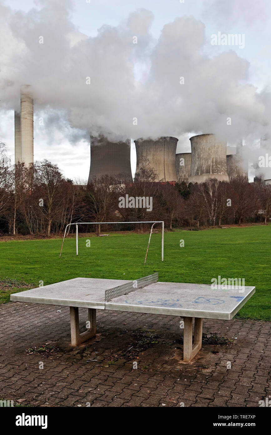 Una desolazione gli sport di terra del distretto Auenheim nella parte anteriore del carbone fossile bruno power station Niederaussem, in Germania, in Renania settentrionale-Vestfalia, Bergheim Foto Stock