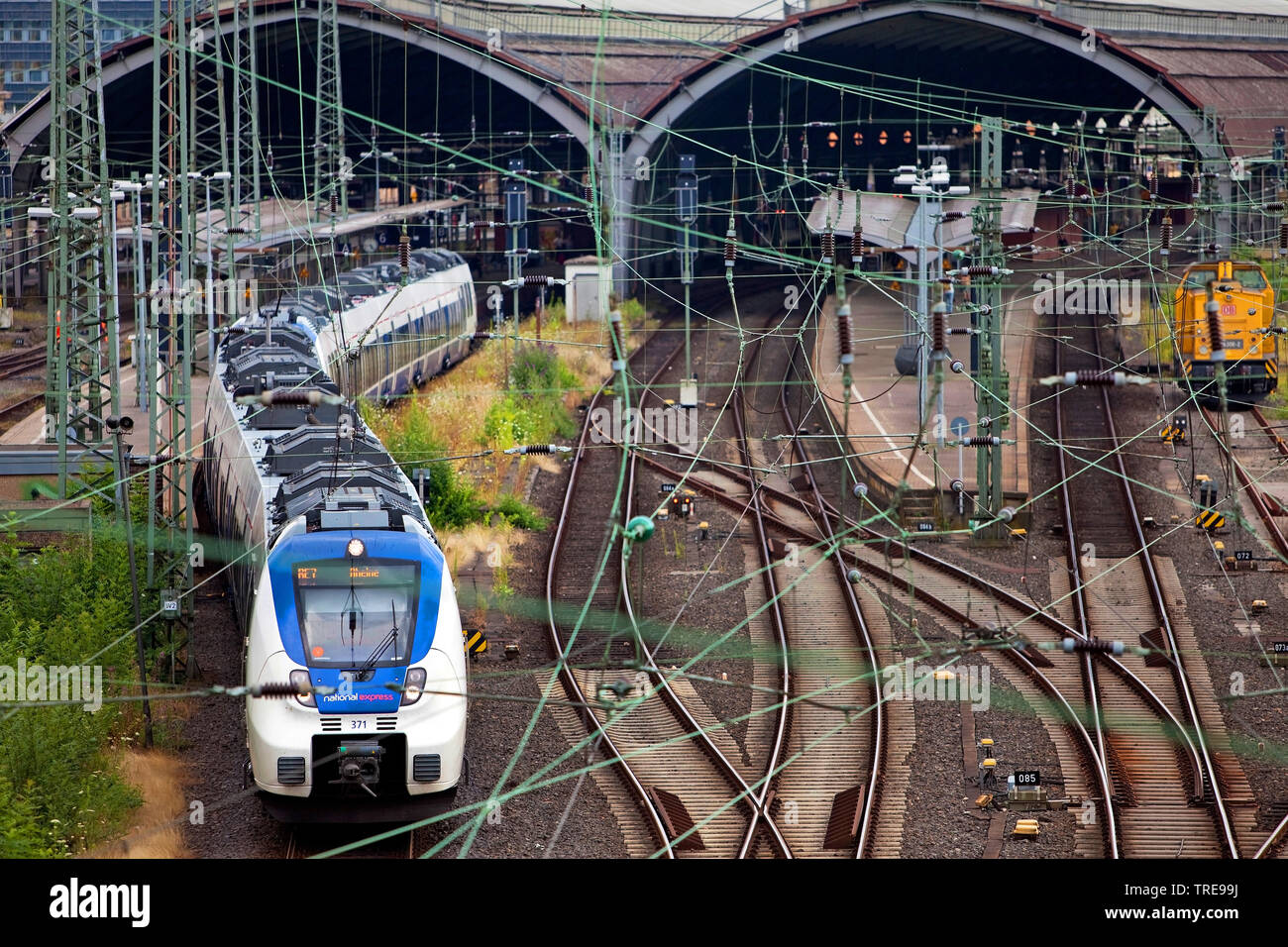 Treno regionale per lasciare la stazione centrale, in Germania, in Renania settentrionale-Vestfalia, la zona della Ruhr, Hagen Foto Stock