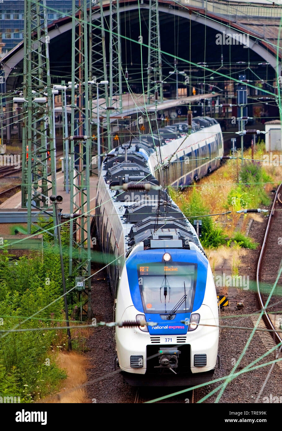 Treno regionale per lasciare la stazione centrale, in Germania, in Renania settentrionale-Vestfalia, la zona della Ruhr, Hagen Foto Stock