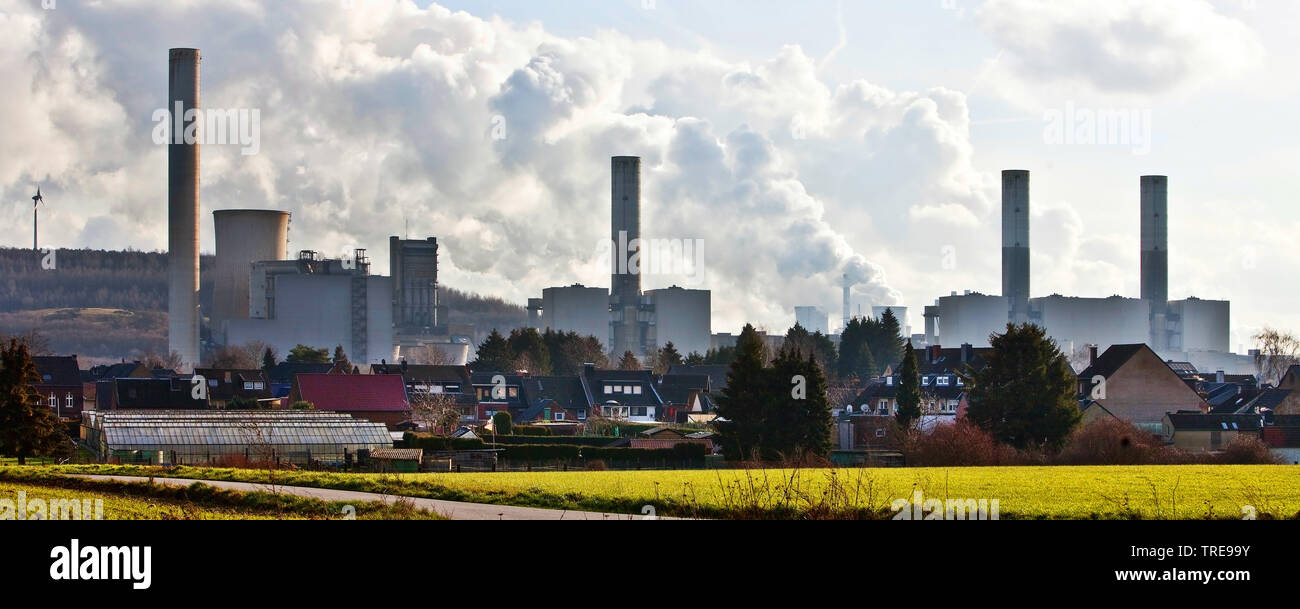 Quartiere residenziale nella parte anteriore del carbone fossile bruno power station Frimmersdorf, in Germania, in Renania settentrionale-Vestfalia, Bergheim, Grevenbroich Foto Stock