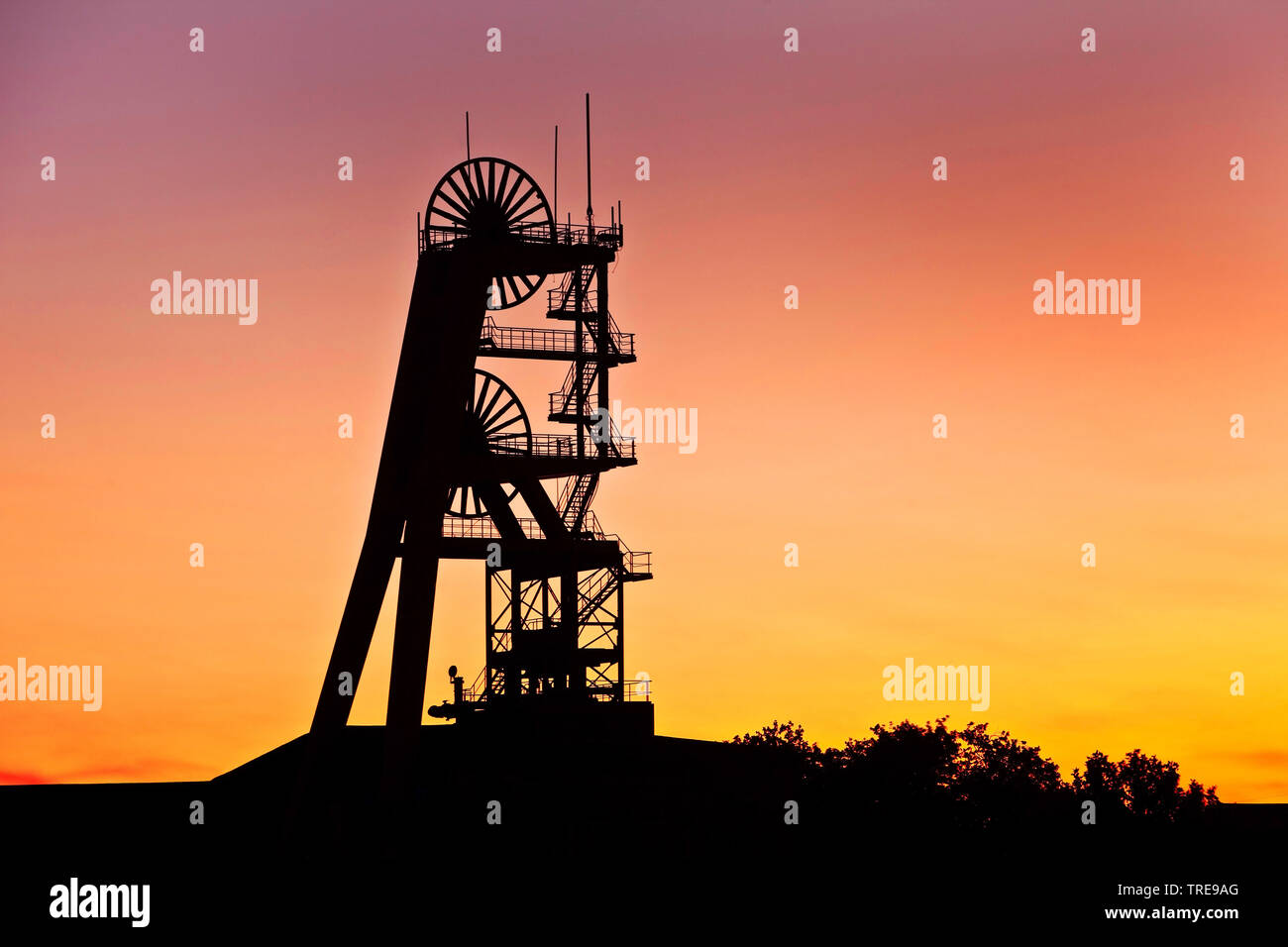 Headframe carbone della miniera Ewald in rosso luce della sera, in Germania, in Renania settentrionale-Vestfalia, la zona della Ruhr, Herten Foto Stock