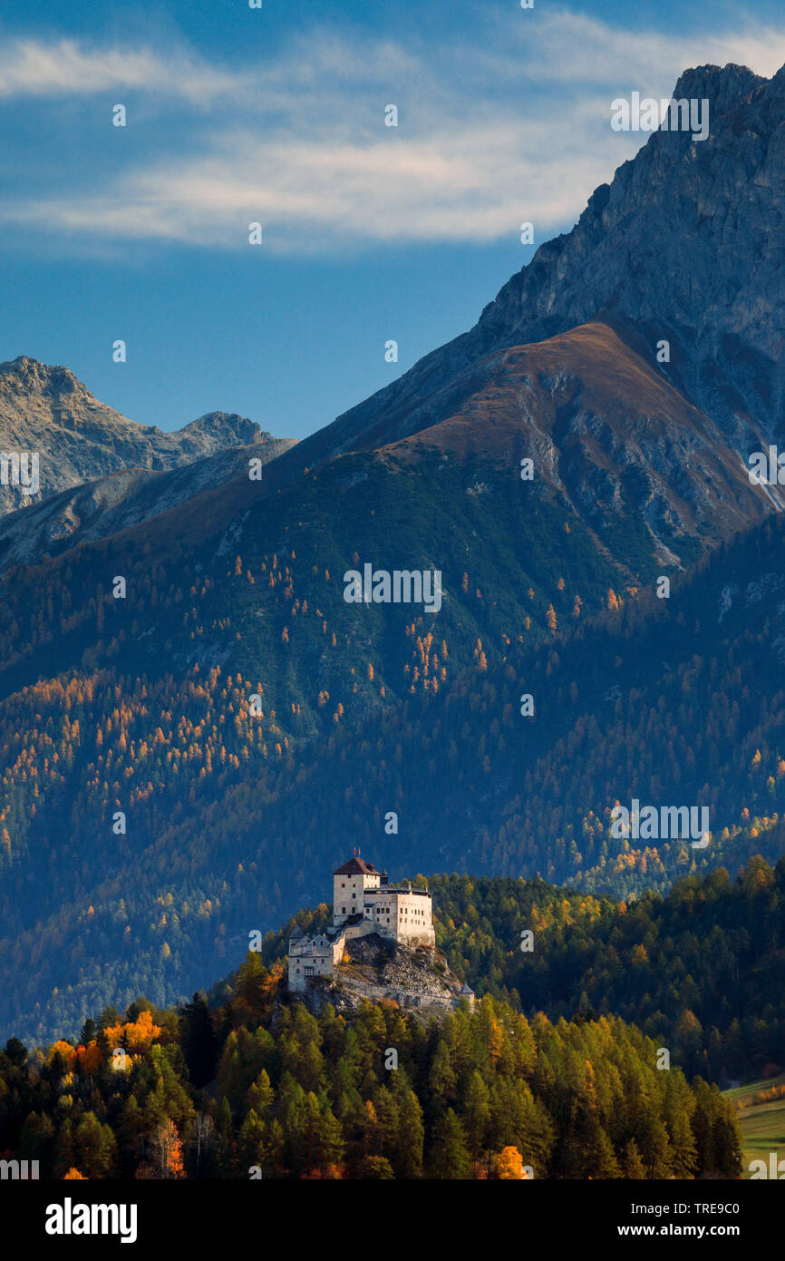 Il castello di Tarasp, Svizzera, Grigioni, in Engadina Foto Stock