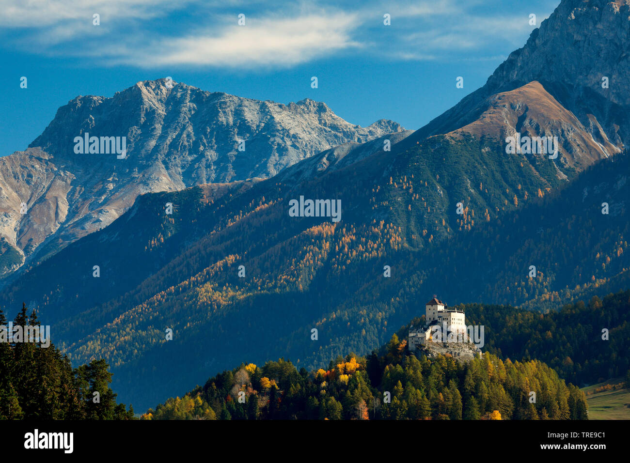 Il castello di Tarasp, Svizzera, Grigioni, in Engadina Foto Stock