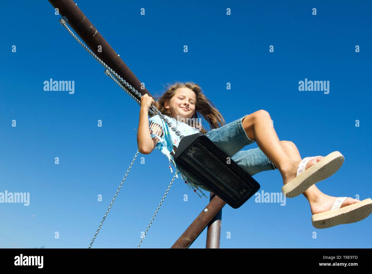 Giovane ragazza che gioca su In attesa di swing Foto Stock