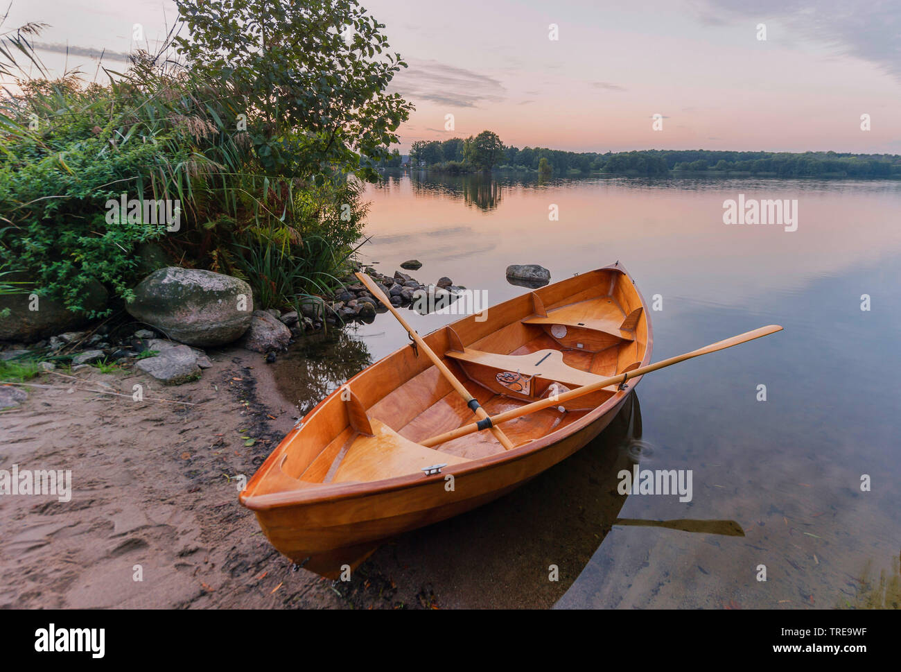 In legno barca a remi sul lago del Bistensee in serata, Germania, Schleswig-Holstein, Kreis Eckernfoerde Foto Stock