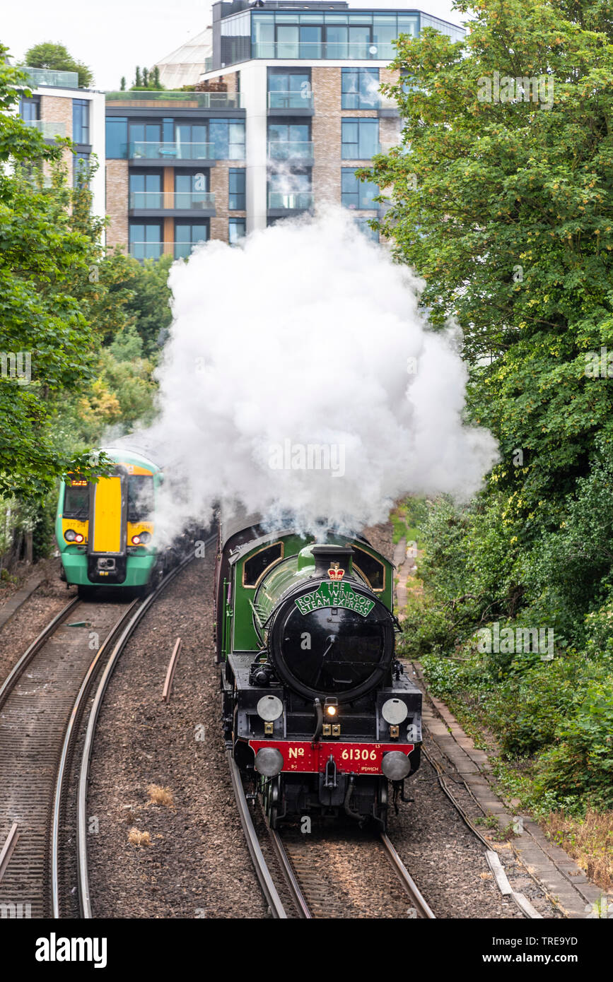 Il vapore sogni Azienda ferroviaria hanno lanciato un servizio di linea regolare tra Londra Waterloo e Windsor e Eton Riverside acceso 3 volte al giorno di martedì tra giugno e settembre, il primo appuntamento è previsto mainline percorsi a vapore poiché la fine del vapore nei tardi anni sessanta. I servizi sono trainati da recentemente ristrutturato il Mayflower, una classe B1 costruita nel 1948 per la British Rail. Il primo treno visto passando attraverso il Chelsea poco dopo la partenza Foto Stock