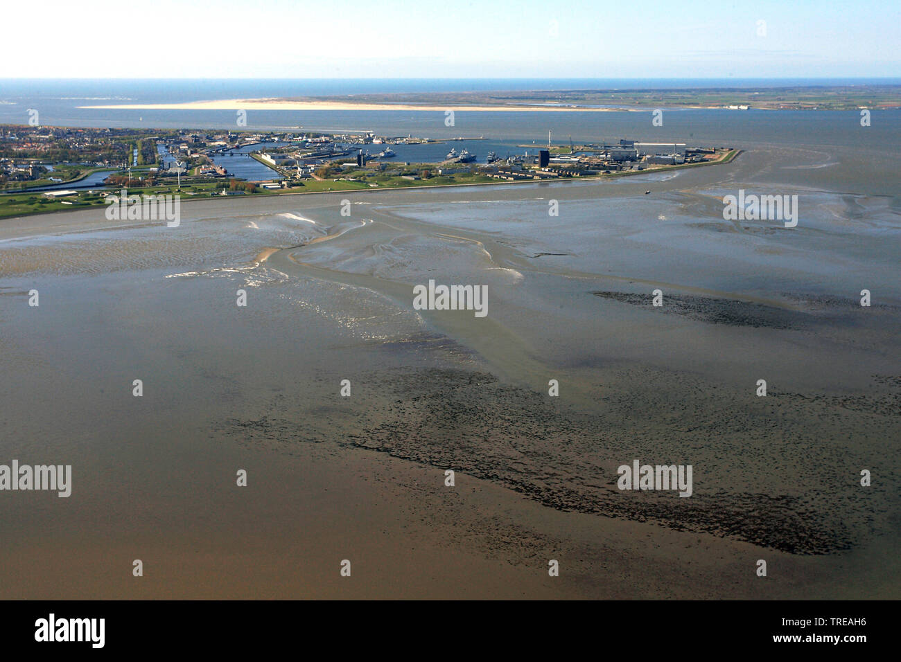 Vista aerea del mare di Wadden Balgzand con Den Helder e Texel in background, Paesi Bassi Paesi Bassi del Nord, Balgzand, Den Helder Foto Stock