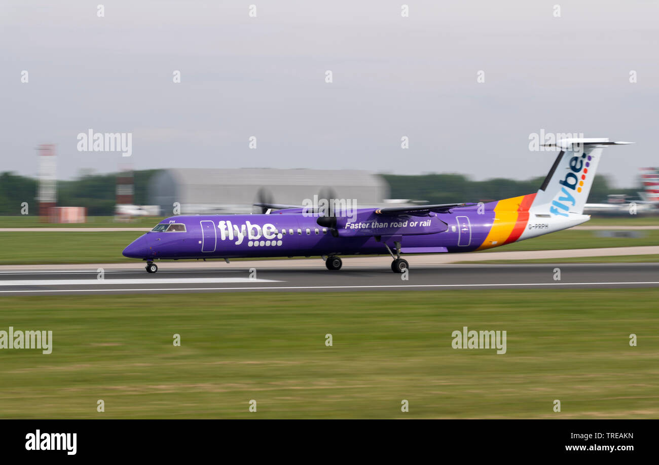 Flybe Bombardier DASH 8 Q400, G-PRPH roliing per prendere il via all'Aeroporto di Manchester Foto Stock