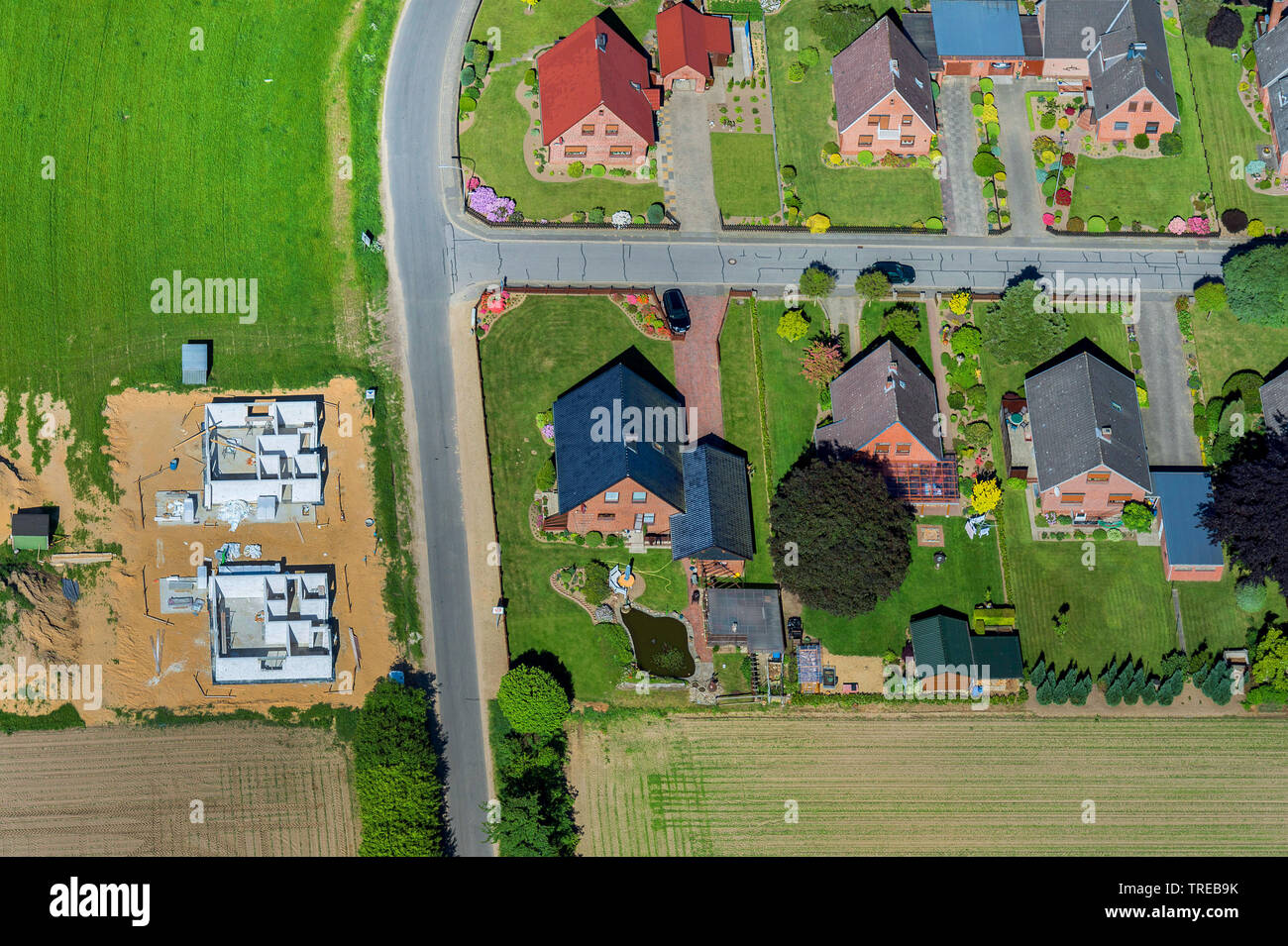 Vista aerea di insediamento rurale e nuovi edifici, Germania, Schleswig-Holstein, Frisia settentrionale Foto Stock