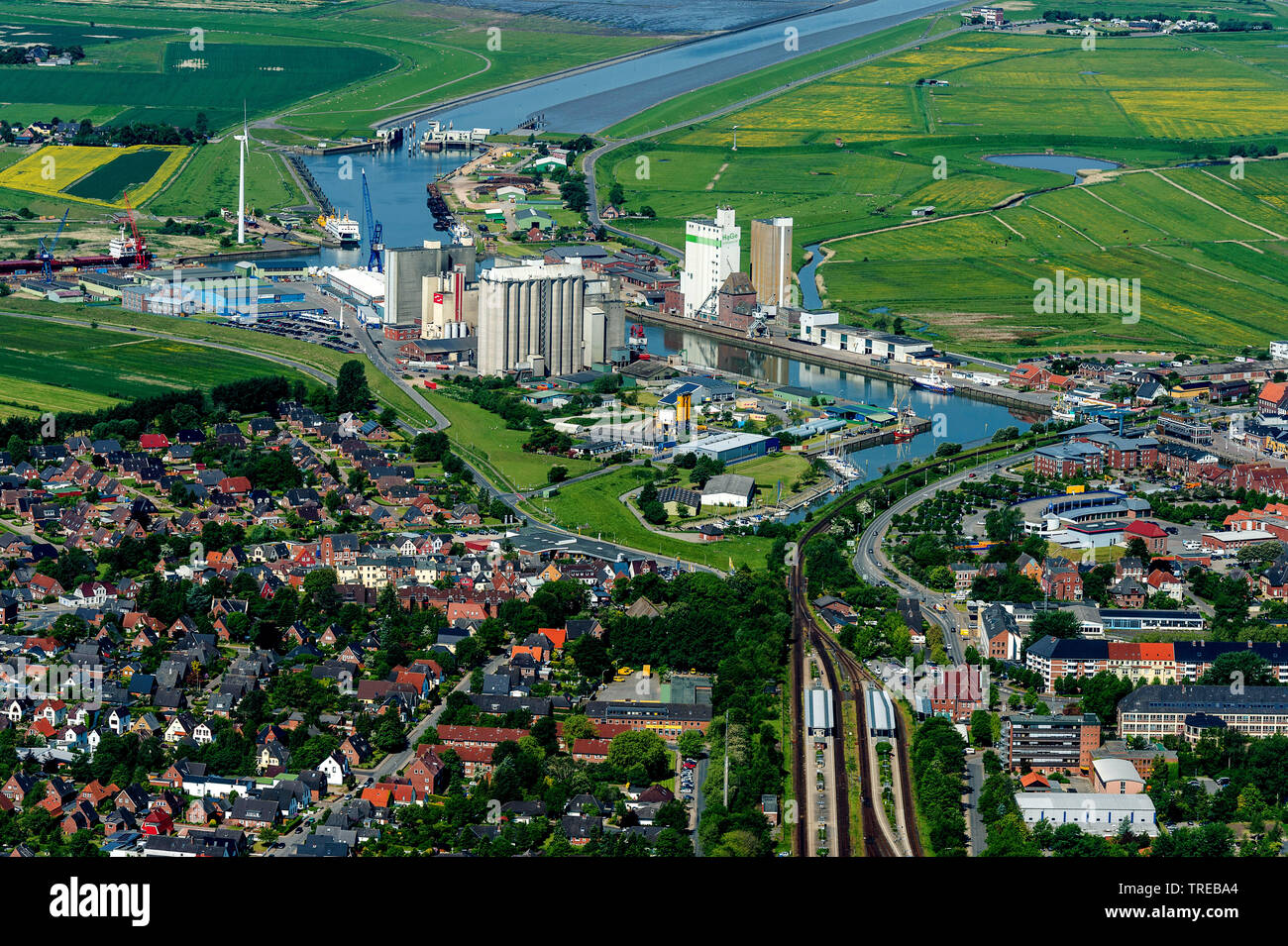 Vista aerea di città con Husumer Au, Germania, Schleswig-Holstein, Frisia settentrionale, Husum Foto Stock