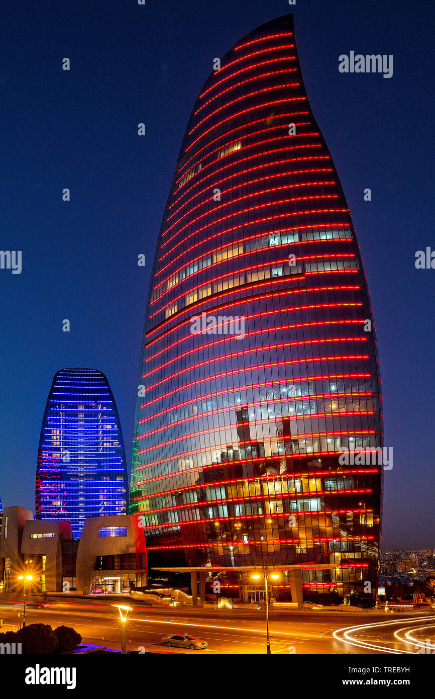 Illuminata torri a fiamma di notte, Azerbaigian, Baku Foto Stock