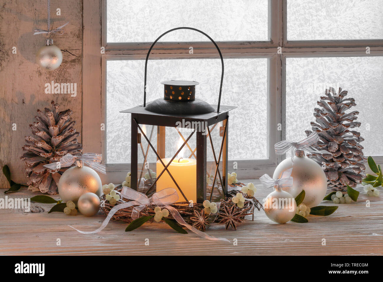 Lanterna con decorazione di Natale su una battuta, Svizzera Foto Stock