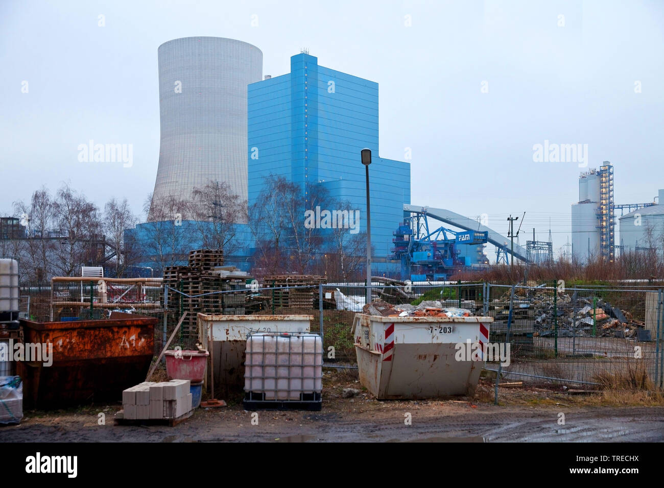 Contenitori per rifiuti di fronte impianto alimentato a carbone Datteln, carbone phase-out 2038, in Germania, in Renania settentrionale-Vestfalia, la zona della Ruhr, Datteln Foto Stock