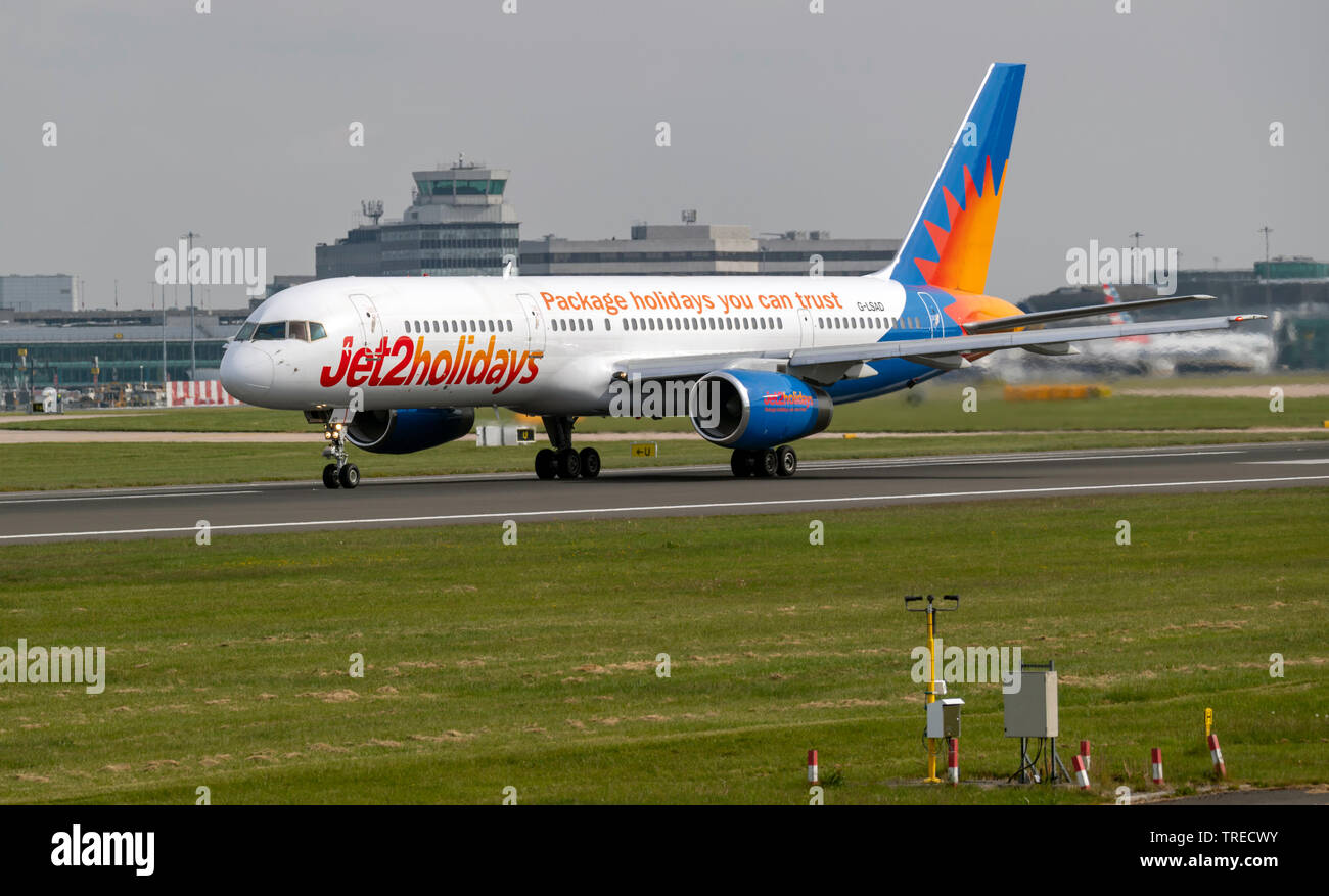 Jet2vacanze 737-236, G-LSAD, voce per prendere il via all'Aeroporto di Manchester Foto Stock