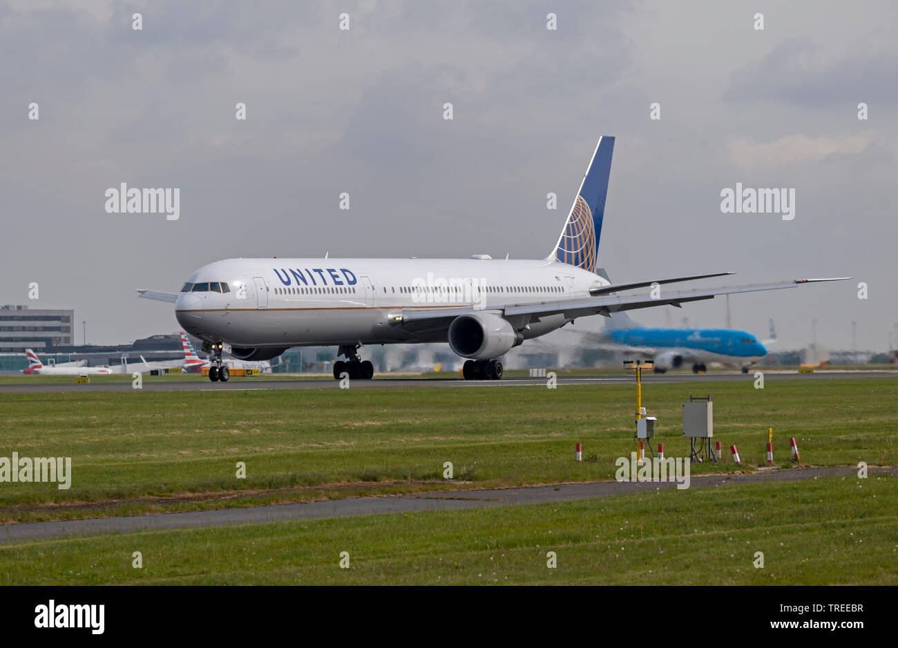 United Airlines Boeing 767-424, N69059, laminazione per prendere il via all'Aeroporto di Manchester Foto Stock