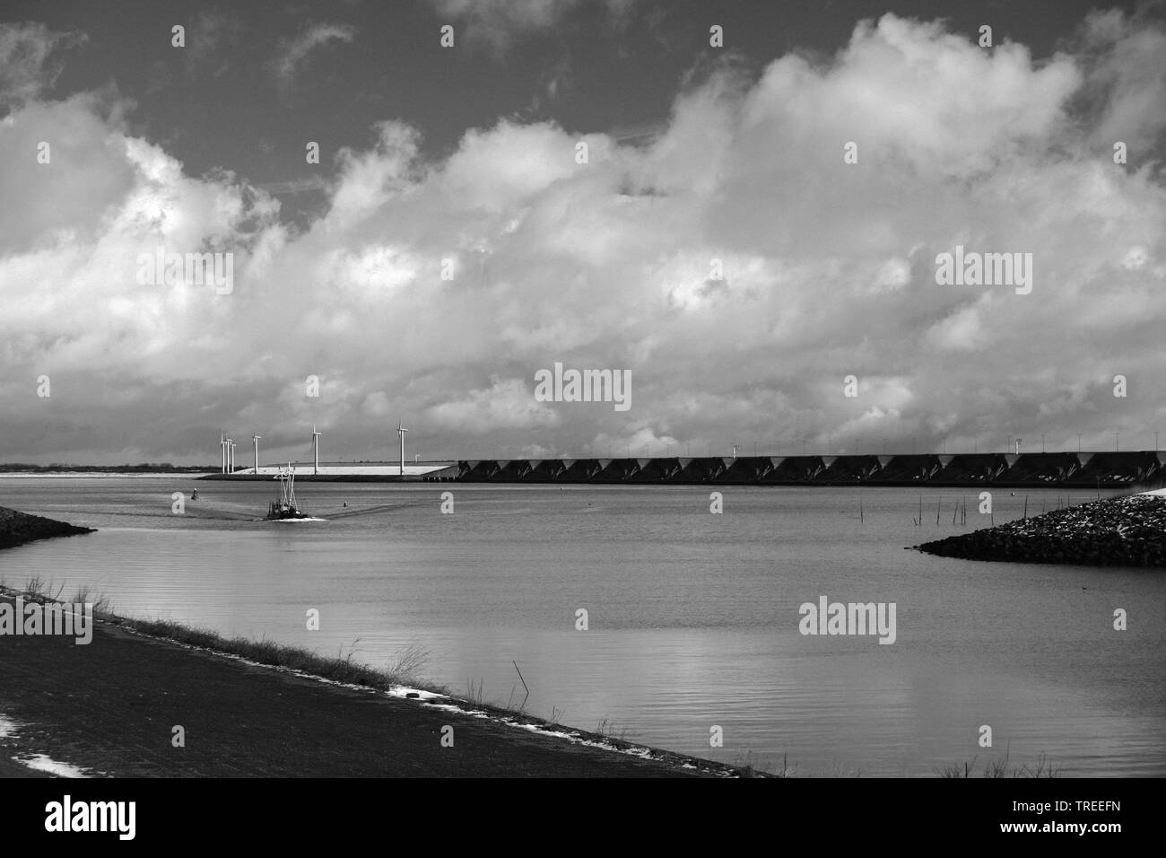 Barca da pesca nella parte anteriore del Haringvlietdam, Paesi Bassi, Stellendam Foto Stock