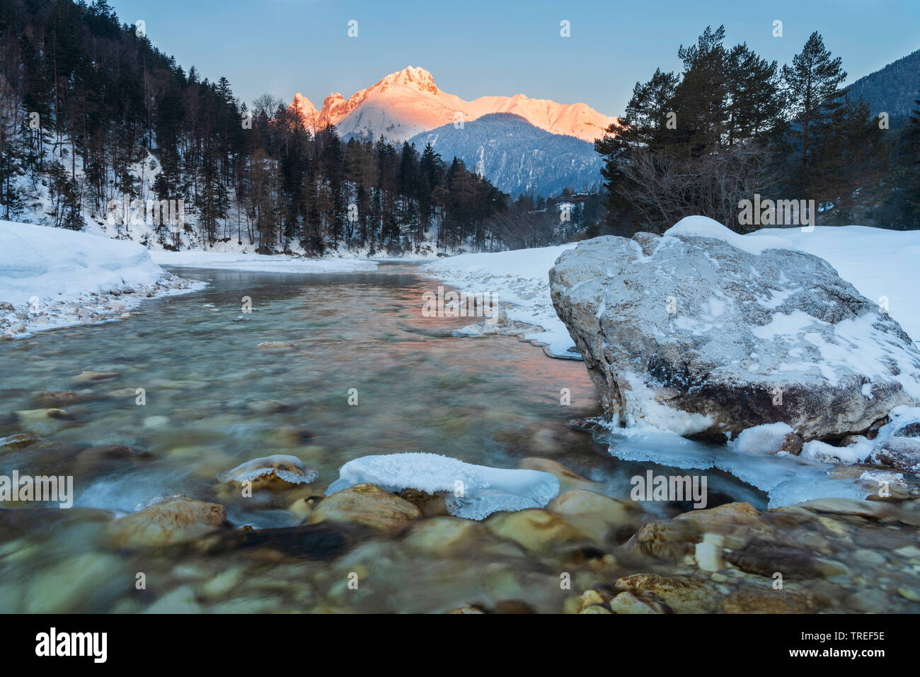 Isar in inverno con le montagne nel soleggiato, in Germania, in Baviera Foto Stock