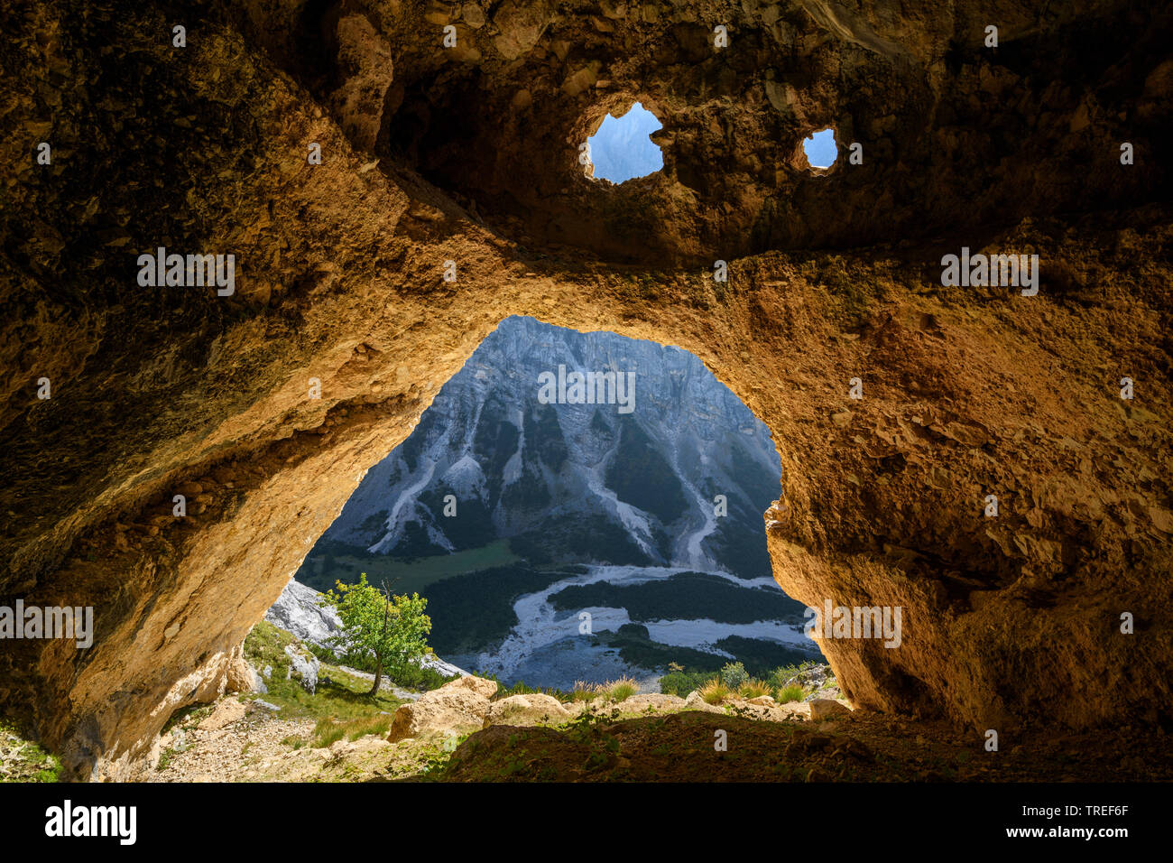 La vista di una grotta su una valle di montagna, Austria, Tirolo, montagne Karwendel Foto Stock