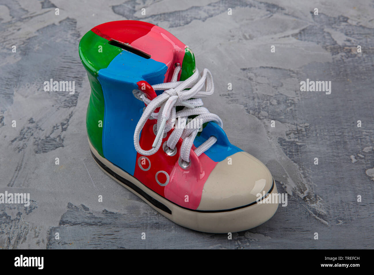 Salvadanaio scarpe. Souvenir di ceramica con le scarpe con i soldi all' interno Foto stock - Alamy