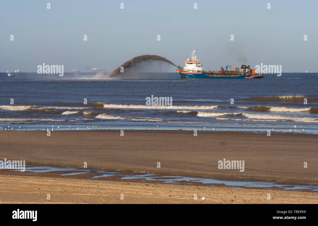 Trailing tramoggia di aspirazione draga rainbowing sabbia per la costa del Mare del Nord, Paesi Bassi Katwijk Foto Stock