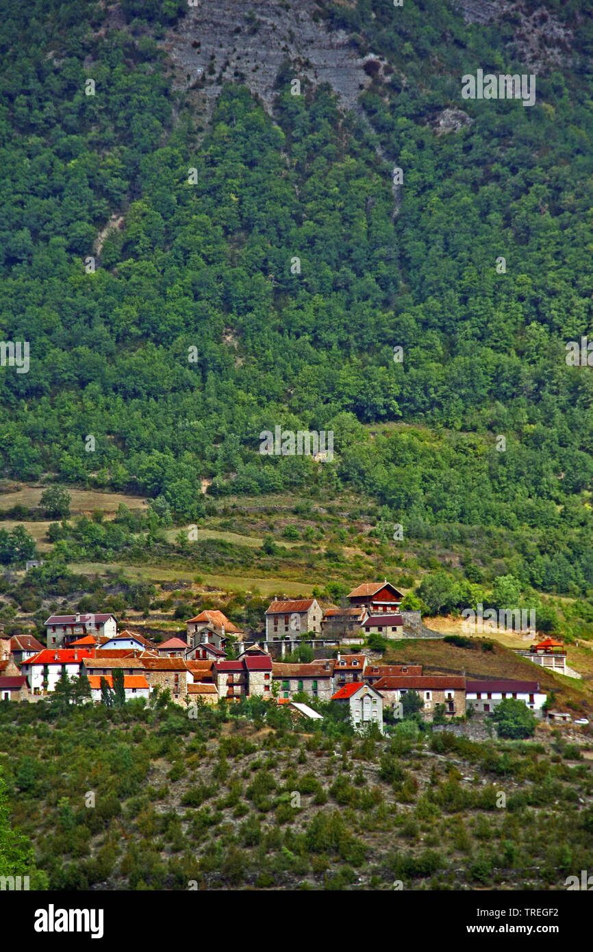 Villaggio di montagna nei Pirenei spagnoli, Spagna, Pirenei Foto Stock