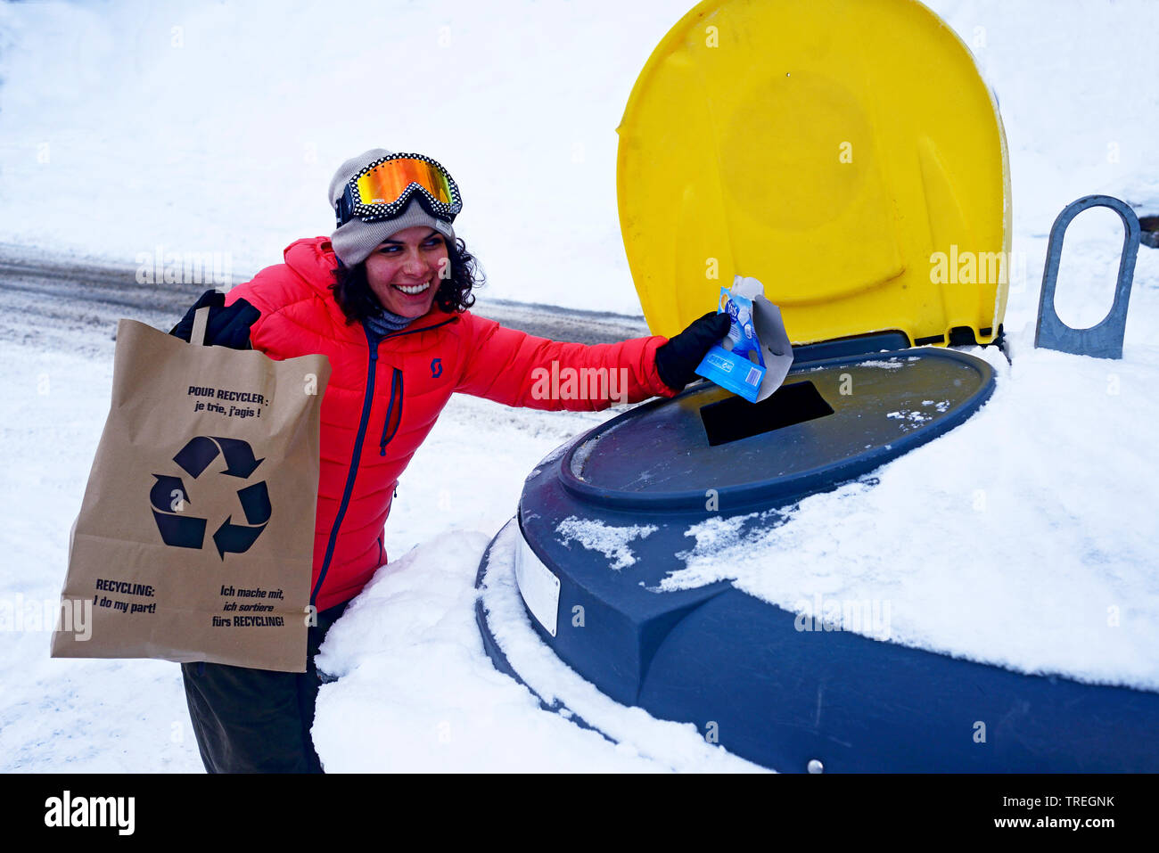 Donna gettare i rifiuti nel bidone dei rifiuti, raccolta differenziata dei rifiuti, Francia, Savoie, Sainte-Foy-Tarentaise Foto Stock