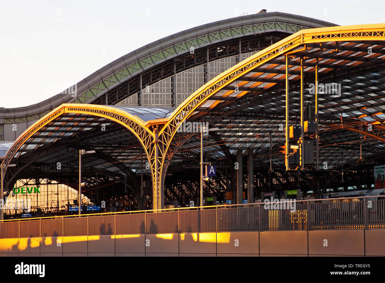 Stazione ferroviaria centrale di Colonia in serata, in Germania, in Renania settentrionale-Vestfalia, Colonia Foto Stock