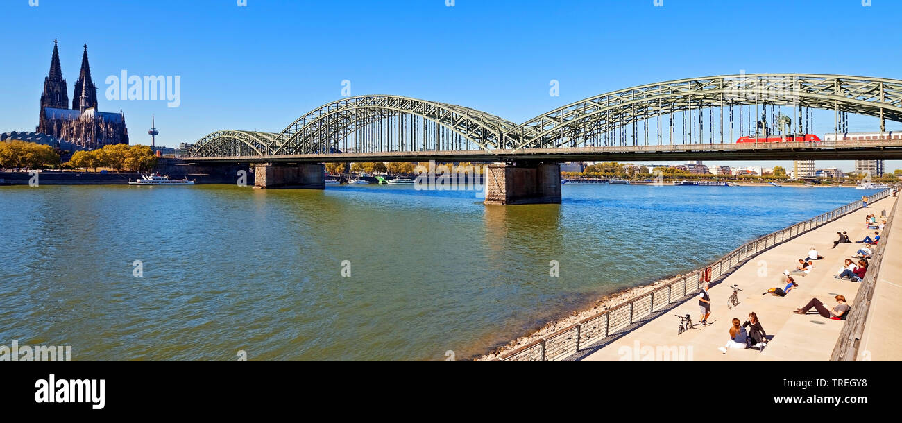 La cattedrale di Colonia, ponte di Hohenzollern e Reno boulevard, in Germania, in Renania settentrionale-Vestfalia, Colonia Foto Stock