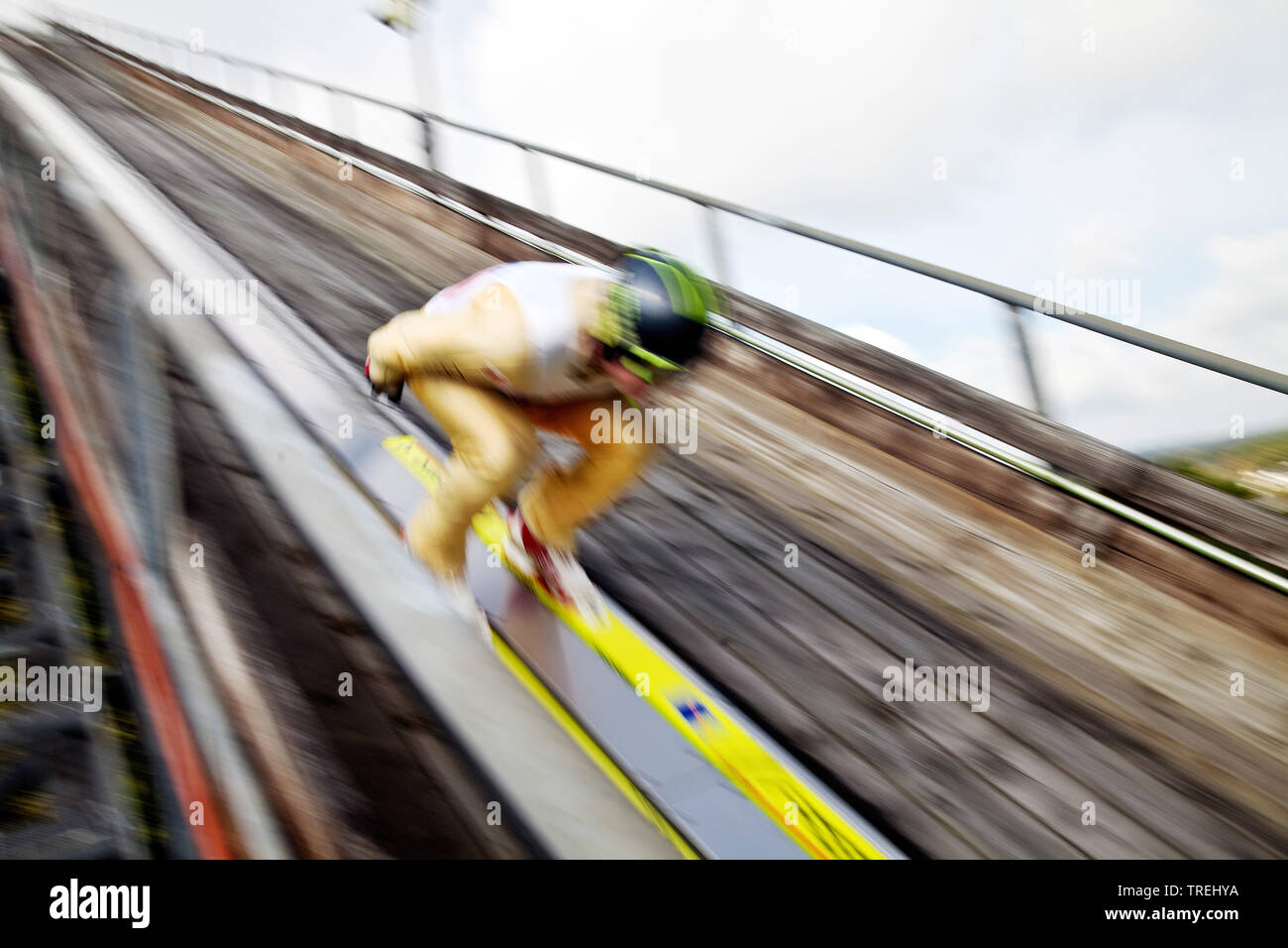 Ponticello di sci sul Meinhardus ski jumping hill in estate, in Germania, in Renania settentrionale-Vestfalia, Sauerland, Meinerzhagen Foto Stock