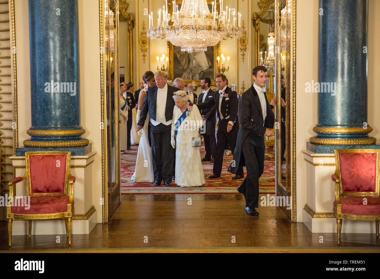HRM Queen Elizabeth II, con il presidente Donald Trump line up per il banchetto di stato formale di fotografia di gruppo, Buckingham Palace, London, Regno Unito Foto Stock