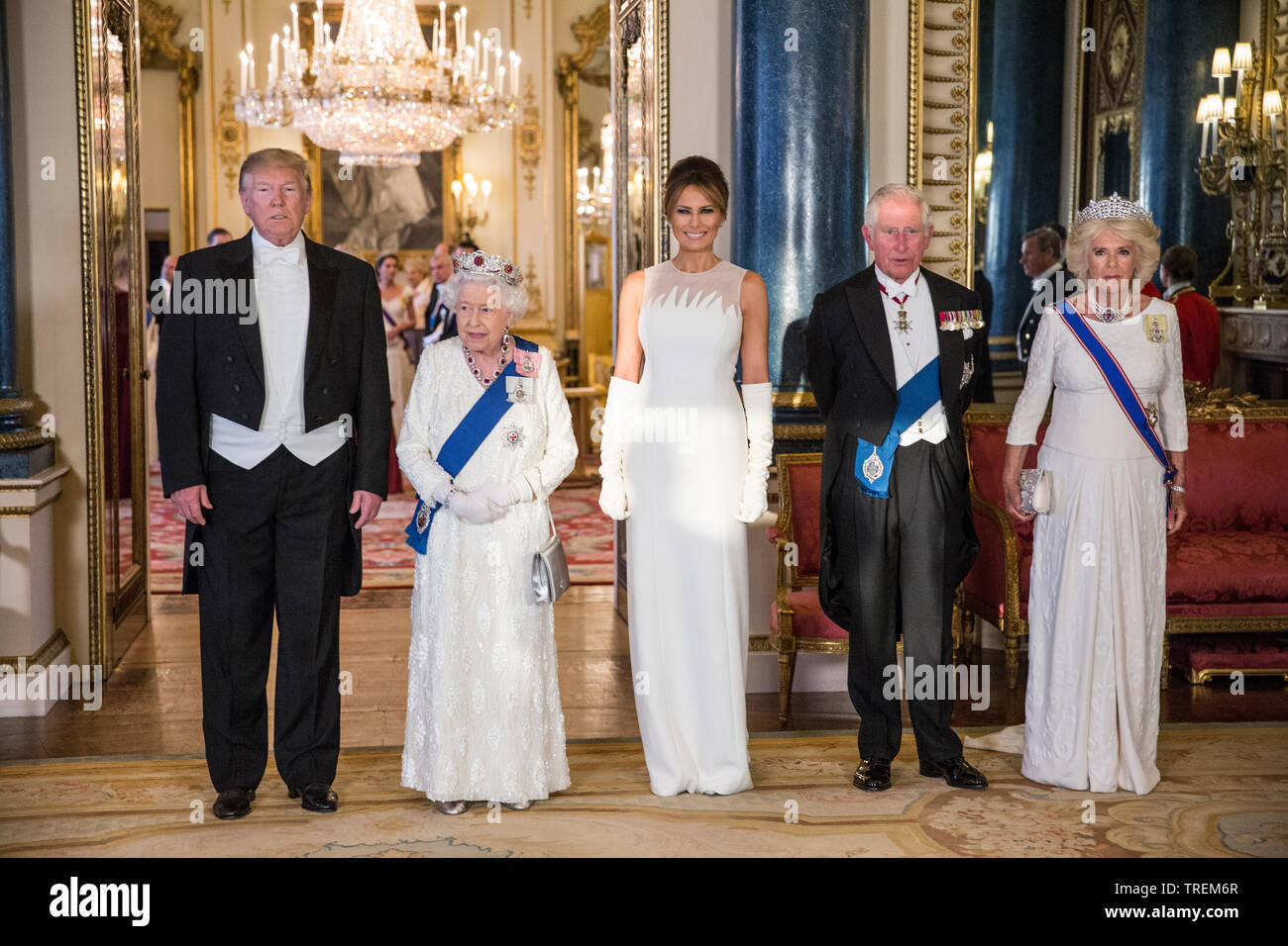HRM Queen Elizabeth II, con il presidente Donald Trump line up per il banchetto di stato formale di fotografia di gruppo, Buckingham Palace, London, Regno Unito Foto Stock