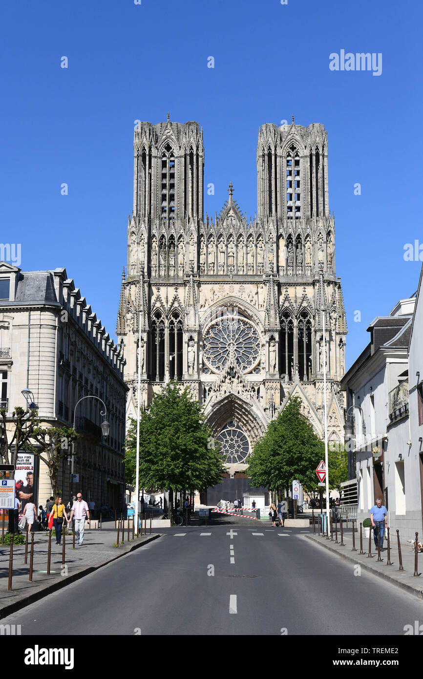 Reims (Francia nord-orientale): "rue Libergier" street nel centro della città e la Cattedrale di Reims, Nostra Signora di Reims (francese: la Cattedrale di Notre-dame de Reims Foto Stock