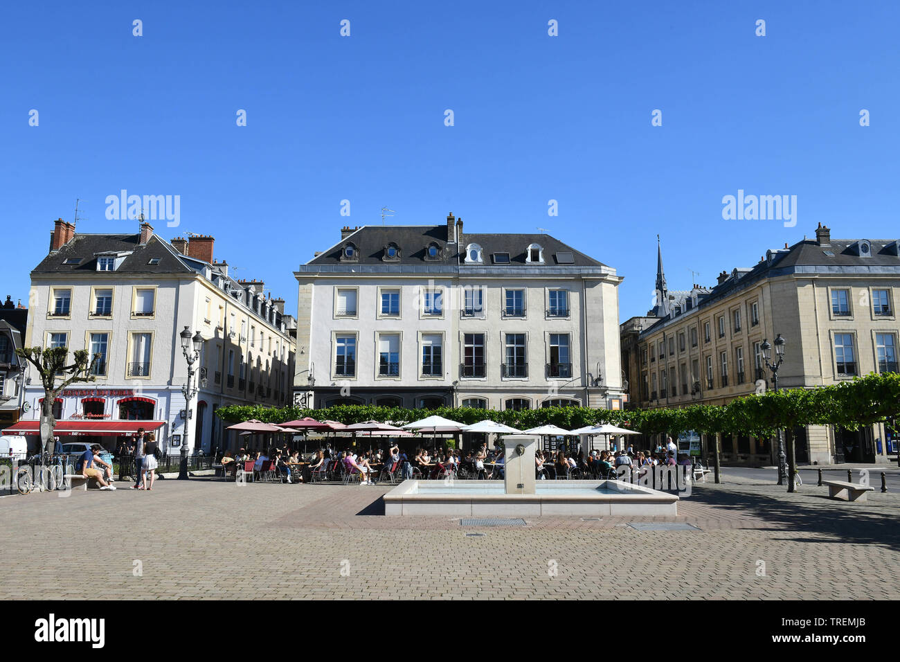 Brest (centro-ovest della Francia): facciata degli edifici e le terrazze dei caffé in 'place du Forum' Square, nel centro della città.Caption locale *** Foto Stock