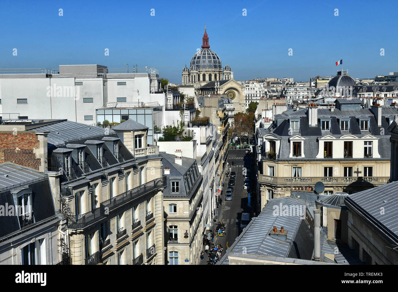 Parigi: panoramica della città capitale dalla strada "rue d'Astorg", nell'ottavo arrondissement (distretto). Edifici in "rue d'Astorg" street e la cupola Foto Stock