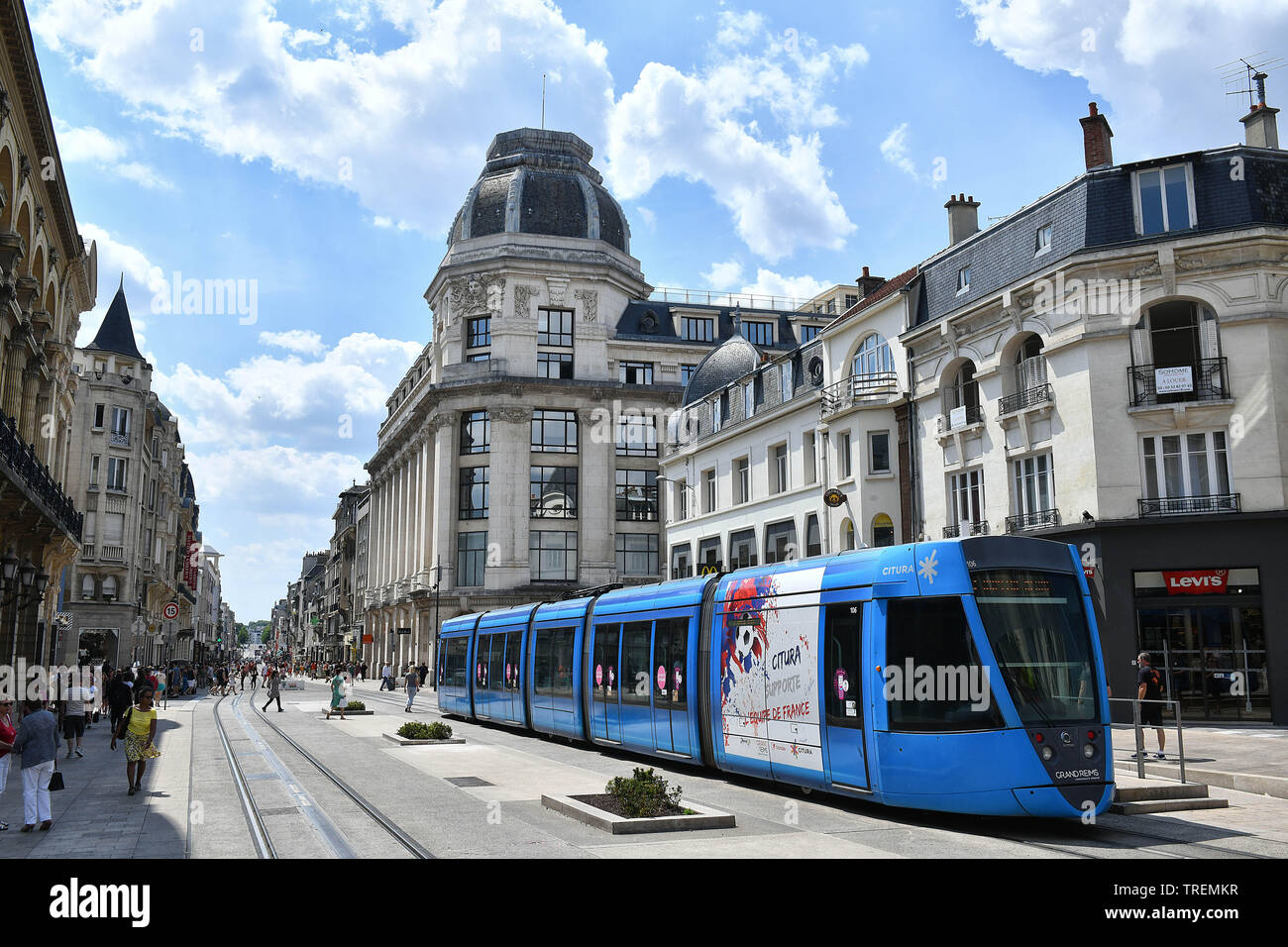 Reims (Francia nord-orientale): tram in ' luogo Myron Herrick ' square e vista di ' rue de Vesle ' street nel centro della città Foto Stock