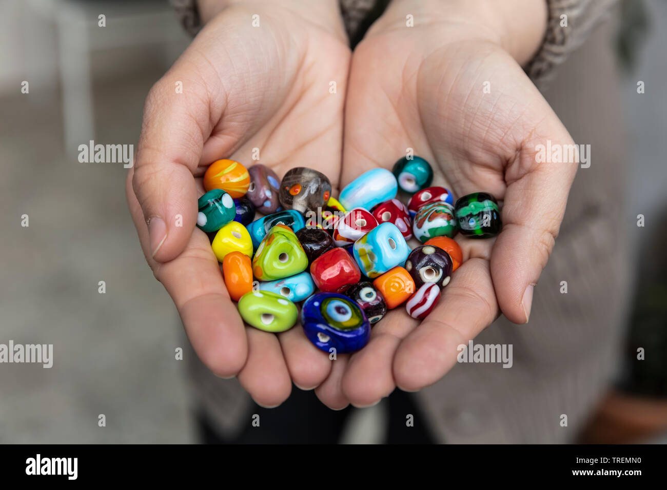 Collezione colorata di perline di vetro. Colorata, Veneziana Vetro di Murano, miele di millefiori. Isolato su sfondo bianco. Piatto, laici vista superiore Foto Stock