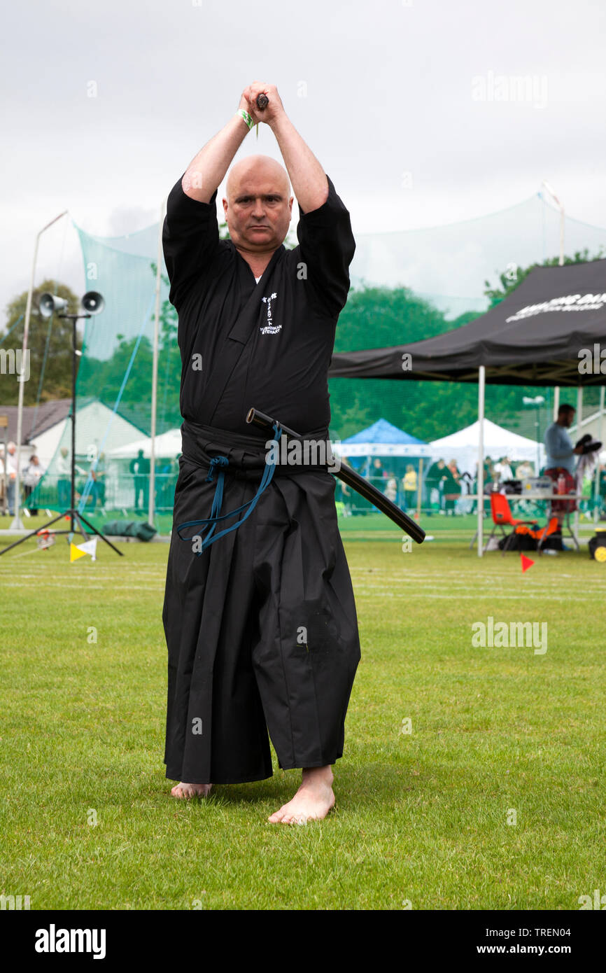 Dimostrazione di samurai arte marziale con una spada a Helensburgh e Lomond Giochi delle Highland, Argyll, Scozia Foto Stock