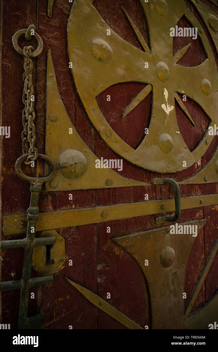 La copta egiziana Il Cairo, antica porta di ingresso e la chiave con disegni di cristiana nella città vecchia di Egypts minoranza cristiana. Foto Stock