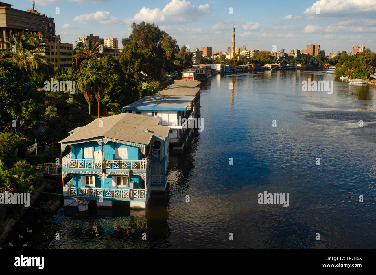 Casa galleggiante barche sul Fiume Nilo, Zamalek al Cairo, Egitto Foto  stock - Alamy