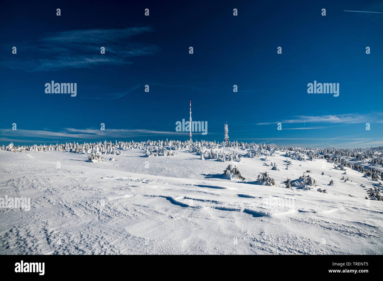 Krizava collina con torri di comunicazione sul foro di Martinske in Mala Fatra montagne in Slovacchia durante la giornata invernale con cielo blu Foto Stock