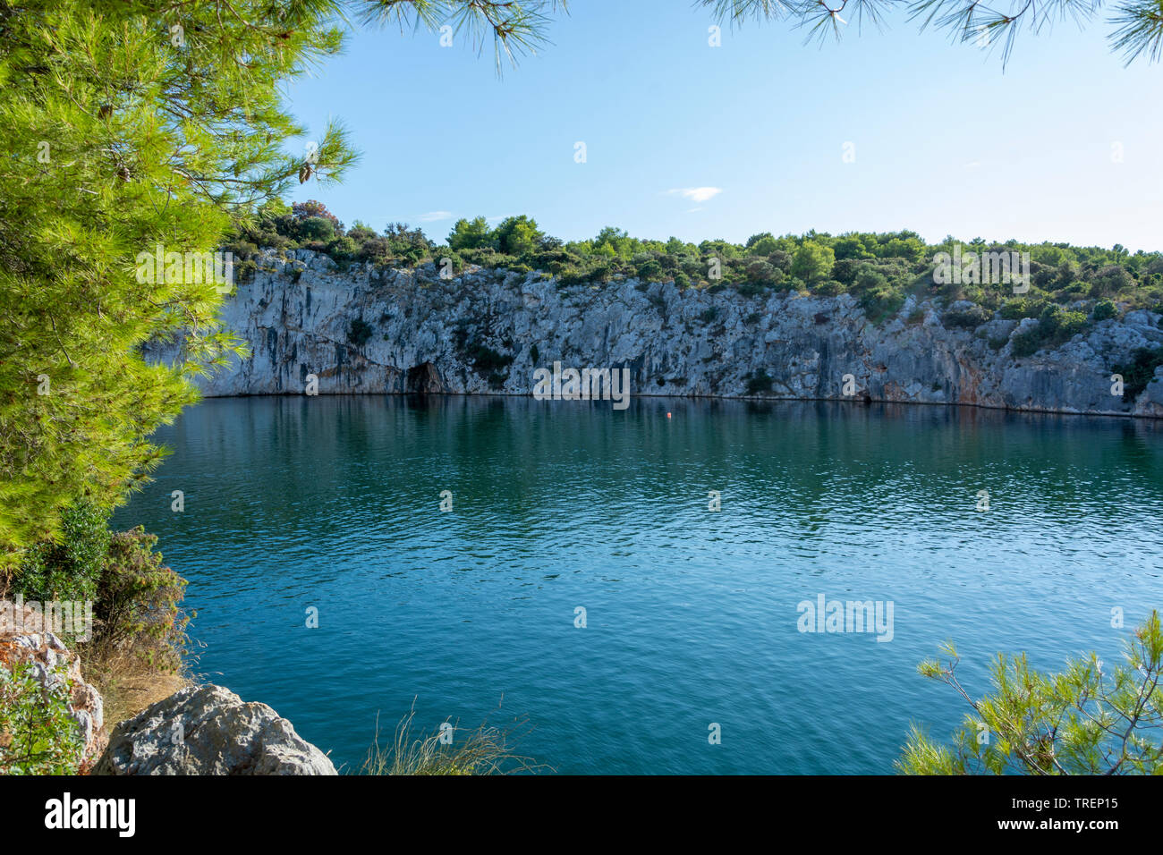 Dragon's Eye - Zmajevo Oko in Rogoznica, Croazia. Geohydromorphological naturale fenomeno. Lago di acqua salata. Foto Stock