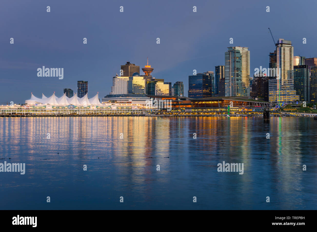 Splendida vista sullo skyline di Vancouver al crepuscolo. La British Columbia, Canada. Foto Stock