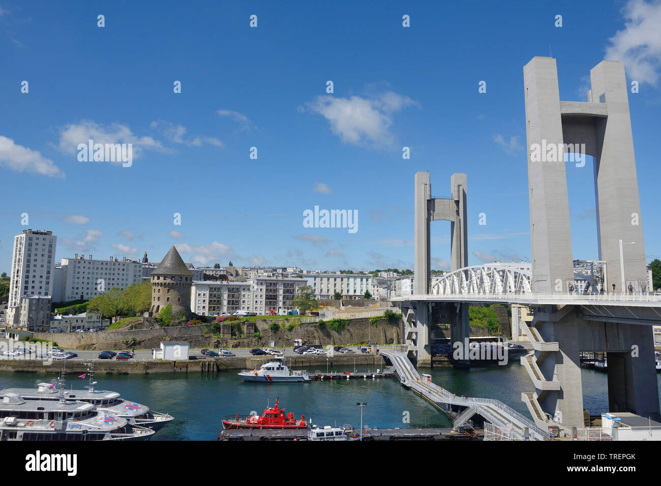Brest (Bretagna, a nord-ovest della Francia): distretto di La Recouvrance con la torre " Tour Tanguy', il fiume Penfeld, il ponte di Recouvrance e apartme Foto Stock