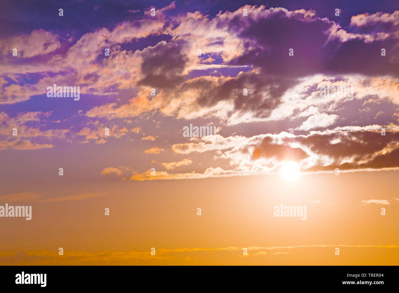 Bel tramonto in rosso cielo molto nuvoloso Foto Stock