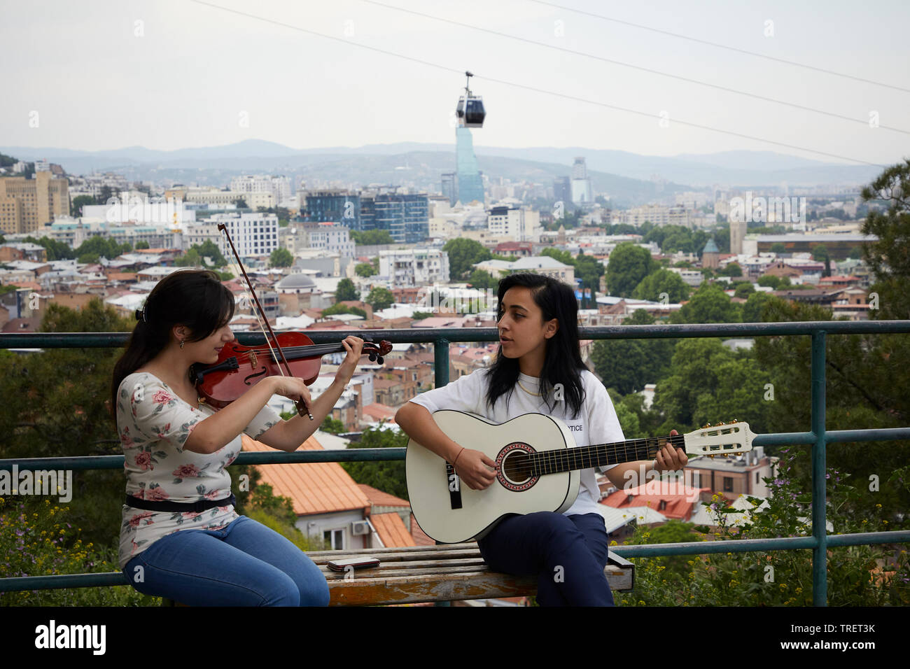 Le giovani ragazze a suonare e cantare. Vista da Tbilisi Foto Stock