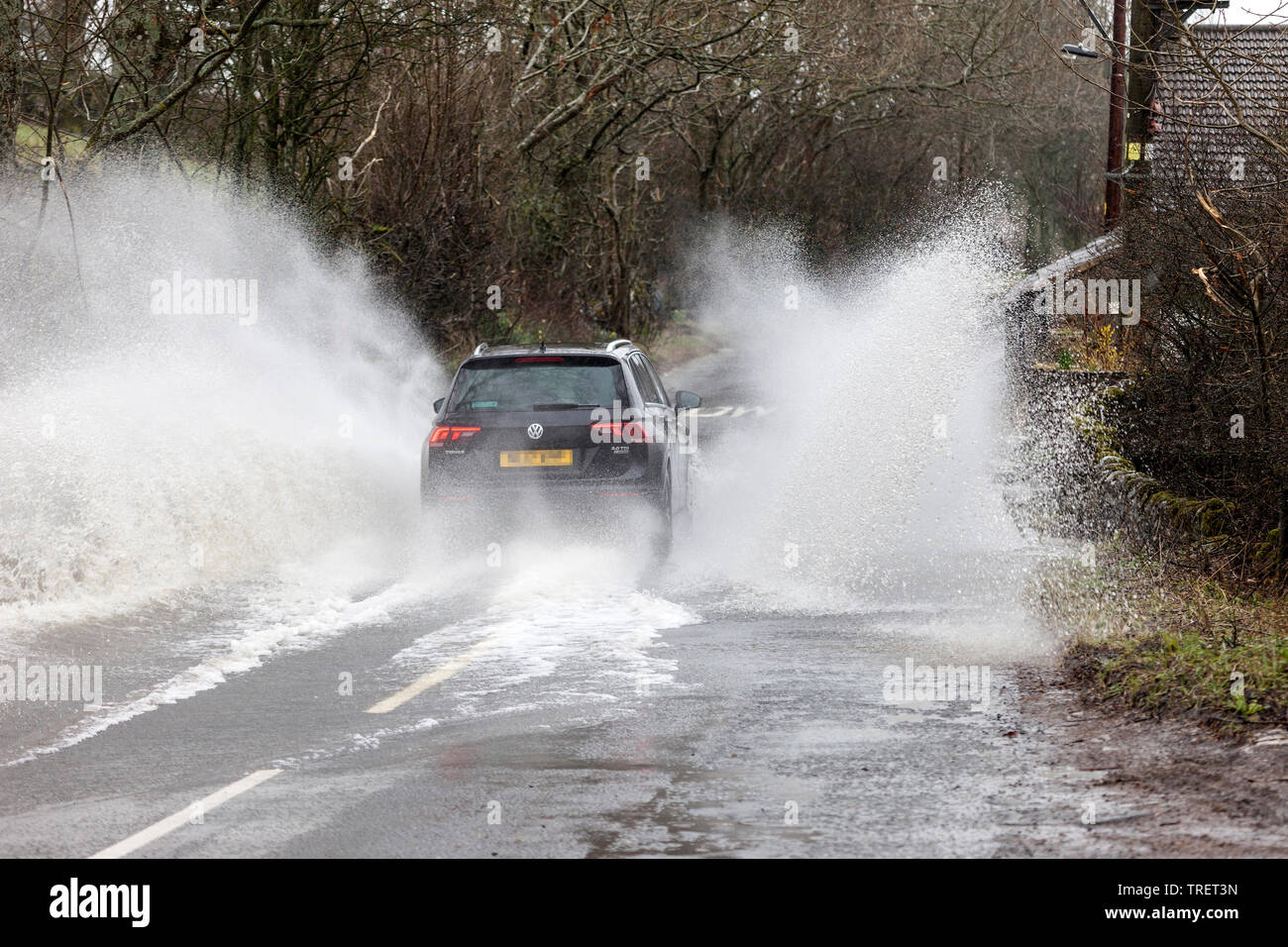 Un veicolo in marcia ad alta velocità attraverso inondazione, REGNO UNITO Foto Stock