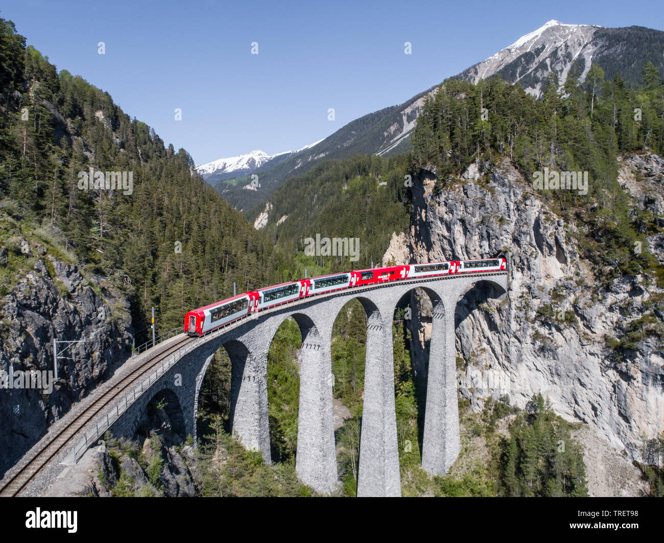 Il viadotto Landwasser, treno della Ferrovia Retica. Filisur del Cantone dei Grigioni, Svizzera. Foto Stock