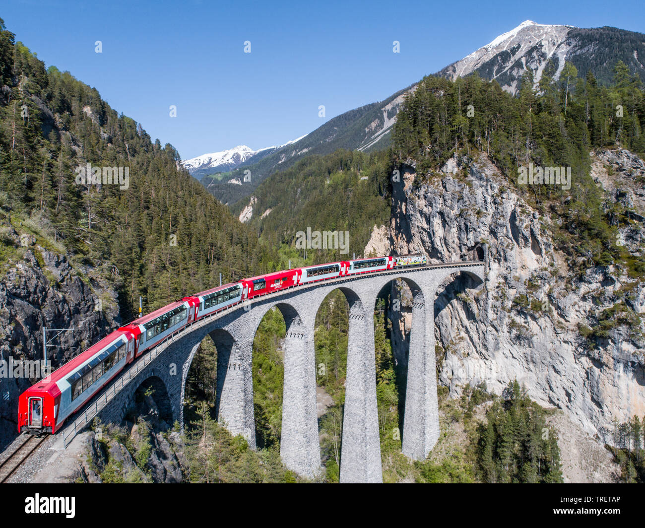 Bernina Express sul viadotto Landwasser. Alpi svizzere, Patrimonio Mondiale dell Unesco Foto Stock